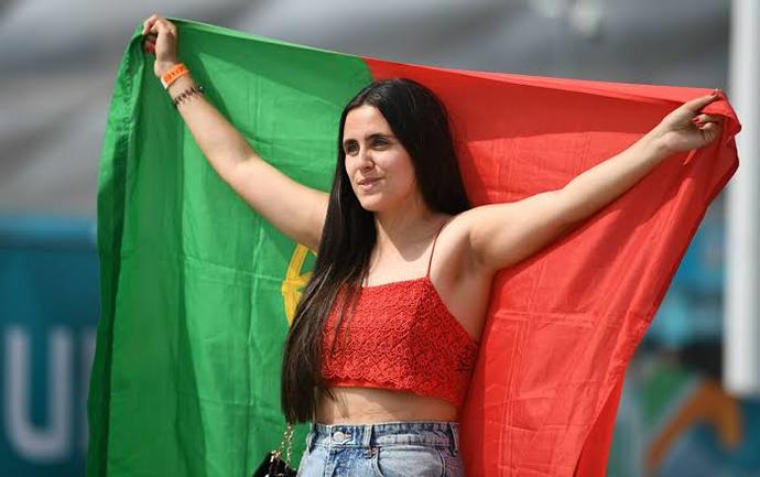 EURO2020deki hangi ülkenin kadınları tribünlerin en güzelidir?
