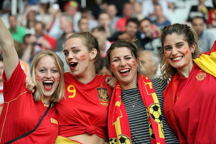 EURO2020deki hangi ülkenin kadınları tribünlerin en güzelidir?