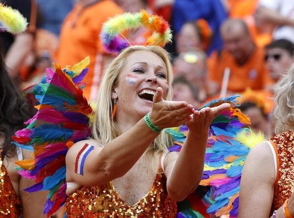 EURO2020deki hangi ülkenin kadınları tribünlerin en güzelidir?