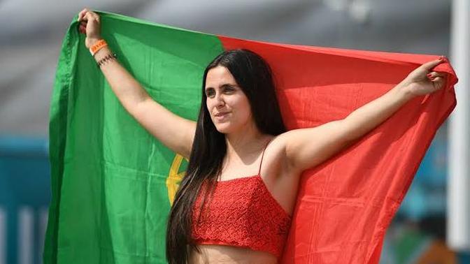 EURO2020'deki hangi ülke'nin kadınları tribün'lerin en güzelidir?