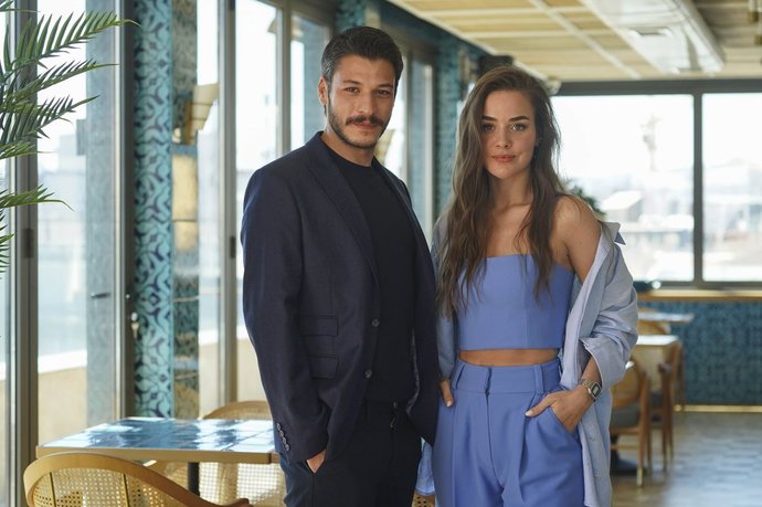 Bu yaz başlayan hangi dizinin başrol çifti gözlerden kalp çıkartıyor?