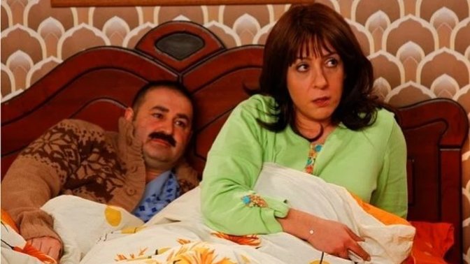 Ev halinde nasıl giyinirsin, saçın başın nasıl olur?
