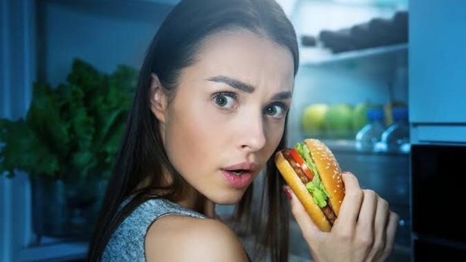 Gece yemek yeme isteği neden olur?