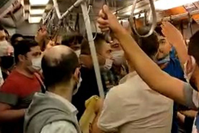Metroda maskesini çıkardı tepki, tepki alması doğru mu?