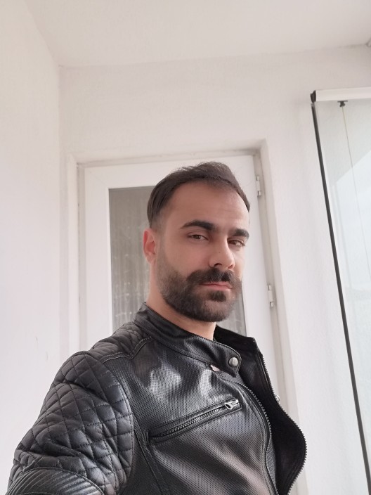 Gülmek mi erkeği daha seksi gösterir, sert ve ciddi duruş mu 😉 ?