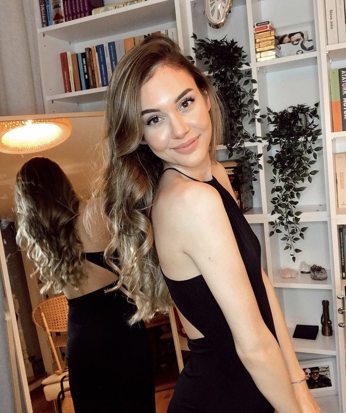 Bu kadın Eser Yenenlere nasıl bakmış? Fazla değil mi ona :D?