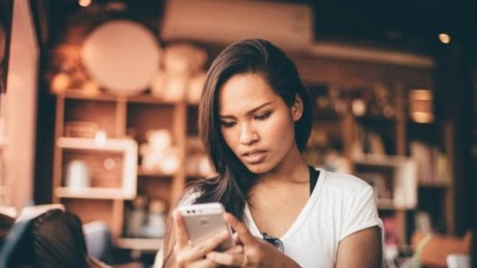 Sevgiliniz telefonunu yanınızda unutup gitse, telefonunu kurcalar mısınız?