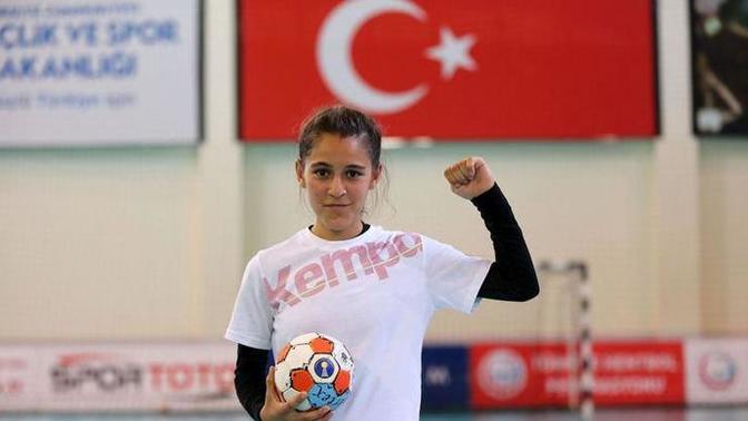 13 yaşındaki hentbolcu Merve Akpınar "Köyümdeki kız çocuklarının kaderini değiştireceğim!" dedi. Ne düşünüyorsunuz?