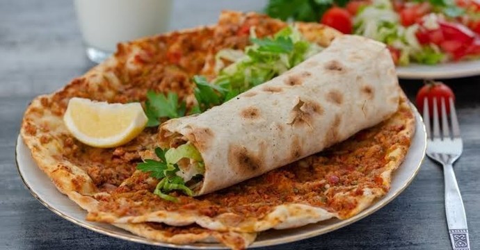 Lahmacun soğanla mı, soğansız mı yenir?