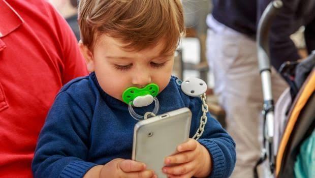 Bilgisayar ve telefon takıntısı olan misafir çocuğuna bilgisayar ve telefonunuzu verir misiniz?
