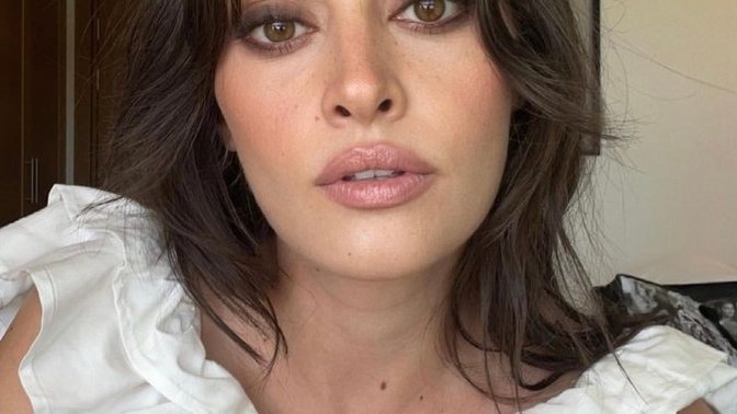 Esra Bilgiç sıradan mı cok mu güzel sizce?