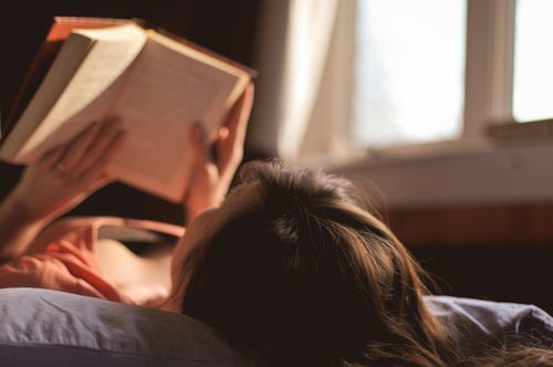 Akşamlarınız daha çok kitap okumakla mı geçiyor yoksa müzik dinlemekle mi?