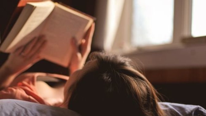 Akşamlarınız daha çok kitap okumakla mı geçiyor yoksa müzik dinlemekle mi?