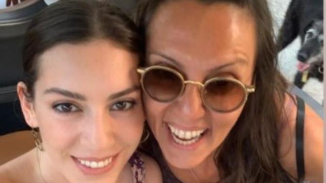 Oyuncu Sinem Kobal, yıllar sonra sarı saçlarını koyu renge boyattı! Sizce koyu renk mi sarı renk mi daha çok yakışıyor?