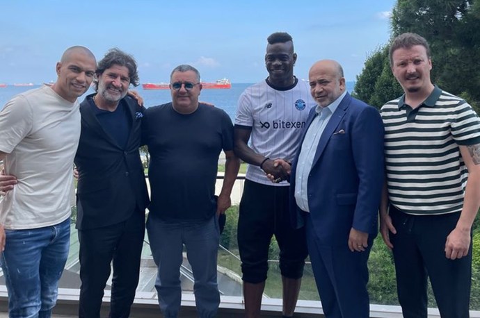 Mario Balotelli Adana Demirsporda! Adana Demirspor, Balotelli ile 3 yıllık anlaşma sağladı, transferi nasıl buldunuz?