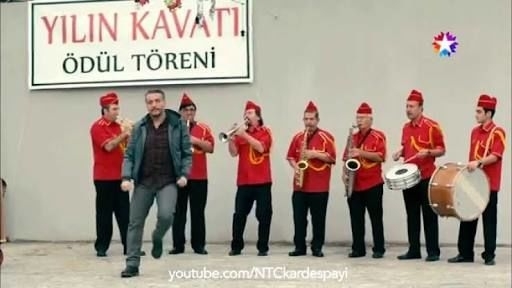 Yapanlar eğleniyor.