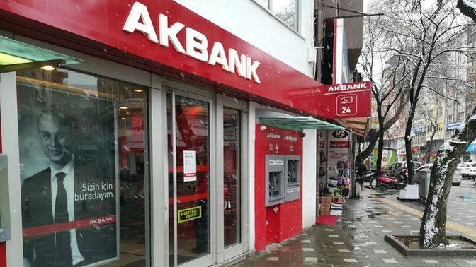 Akbank: ATM'ler ve Müşteri İletişim Merkezimiz yeniden hizmet vermeye başladı. Bu nedenle 5 parasız kalsaydınız ne yapardınız?