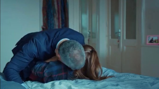 Sevgilinizle/eşinizle romantik anlar yaşarken odaya bir akrabanız dalsa ne tepki verirsiniz? Nasıl toparlanırsınız?