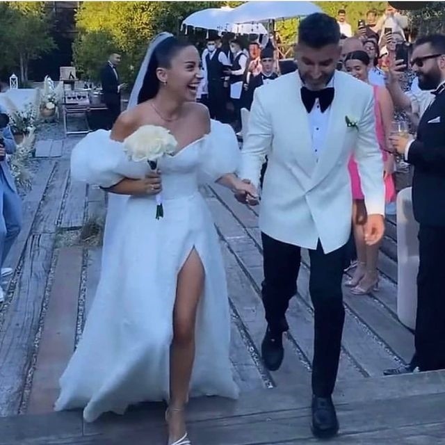 Çiçeği burnunda hangi ünlünün gelinliği daha güzel 👰?