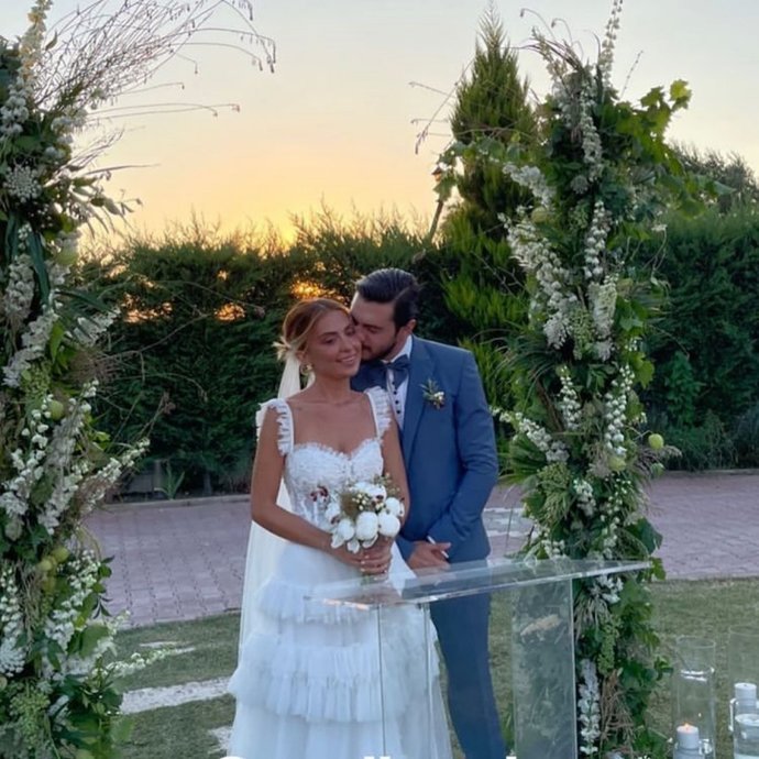 Çiçeği burnunda hangi ünlünün gelinliği daha güzel 👰?
