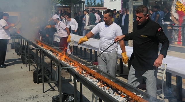 Bir oturuşta kaç metre adana kebap yiyebilirsiniz?