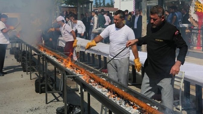 Bir oturuşta kaç metre adana kebap yiyebilirsiniz?