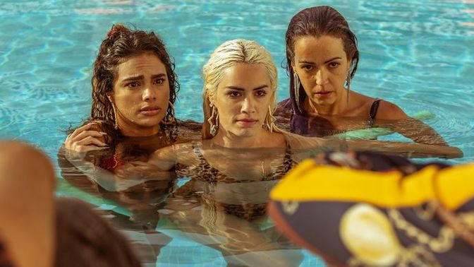 Kendinden 10 yaş büyük biriyle çıkar mısın?