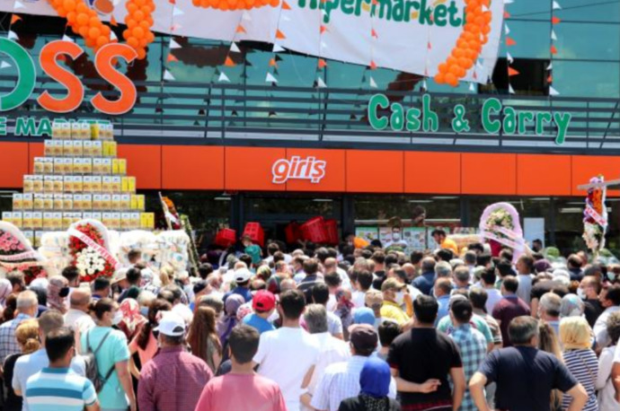 Yeni bir market açılışında indirim izdihamı yaşandı. Vatandaş kilometrelerce kuyruk oluşturdu. Sizce ekonomimiz gerçekten iyi mi?