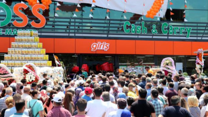 Yeni bir market açılışında indirim izdihamı yaşandı. Vatandaş kilometrelerce kuyruk oluşturdu. Sizce ekonomimiz gerçekten iyi mi?