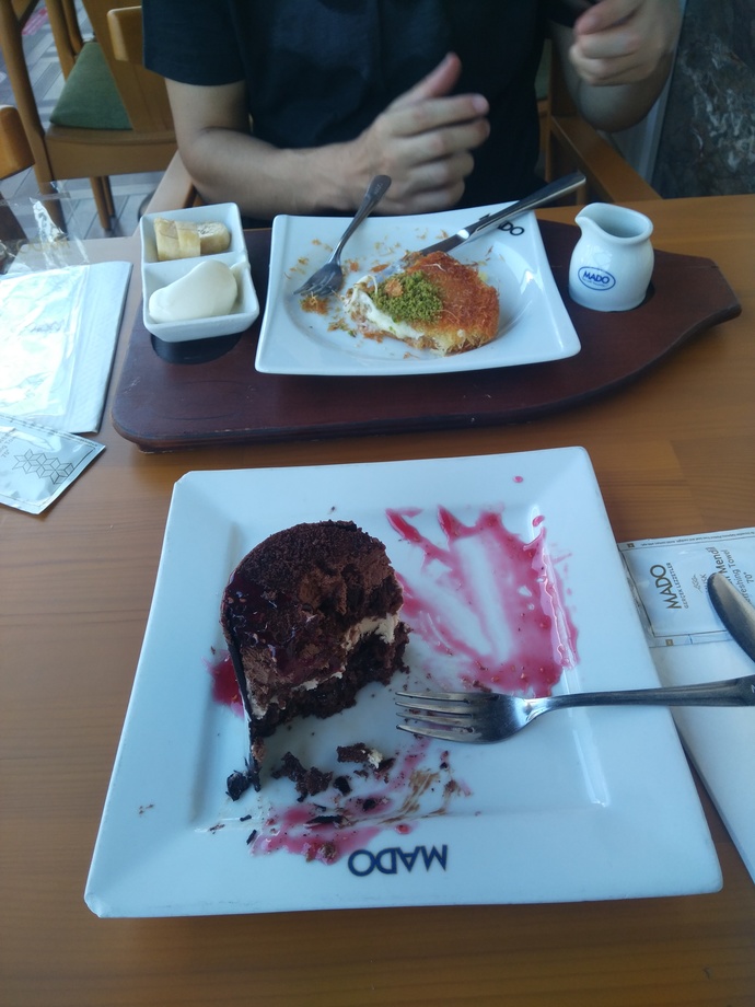 Açım resmen karnımı tatlı ile doyurmaya çalışıyorum. Çok anlayışsız sizce bırakmalı miyim?