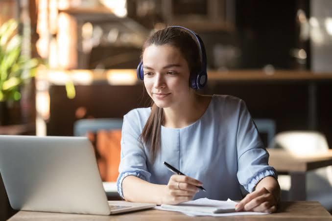 Online eğitime katıldığım zaman nasıl davranmam gerektiğini bilmiyorum. Ne yapmalıyım?