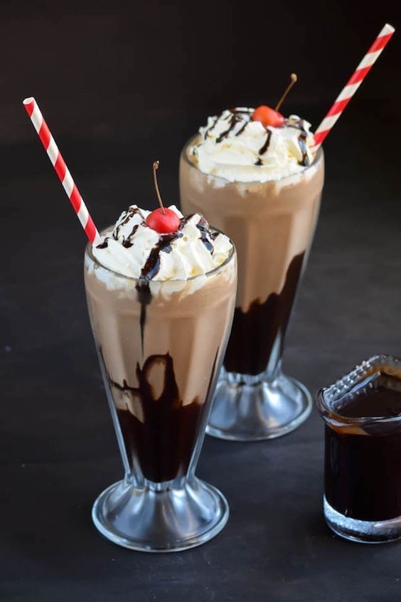 Bu sıcak havalarda milkshake mi yoksa dondurma mı iyi gider?