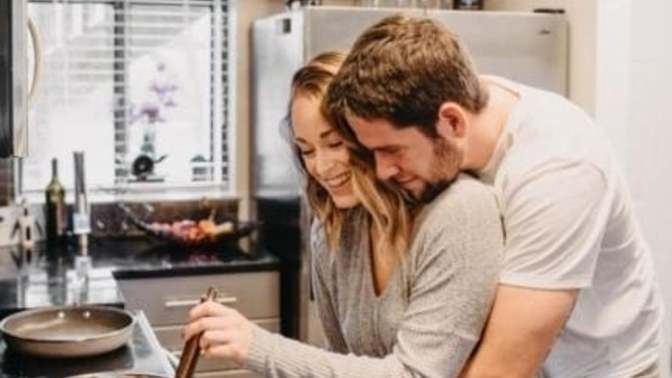 Yemek yaparken mutfakta başka birinin olması sizi rahatsız eder mi?