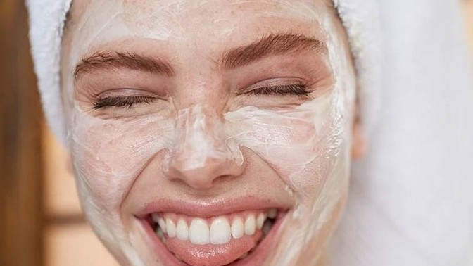 Gece uyumadan önce mutlaka yaptığınız cilt bakım rutininiz var mı?