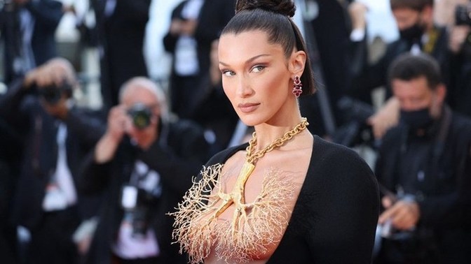 Bella Hadid'in Cannes Film Festivali’nde giydiği elbiseyi ve taktığı kolyeyi nasıl buldunuz?