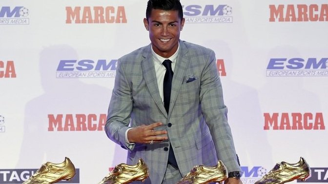 Ronaldo 4. Altın Ayakkabı'sını aldı! Bizde niye kimse altın ayakkabı alamıyor?