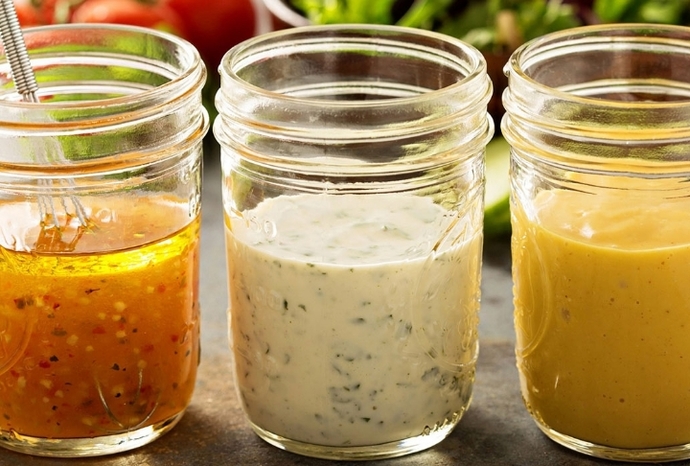 Yazın sık sık salata yiyorum ama hep aynı sosu kullanmaktan bıktım. Farklı salata sosu tarifleri verir misiniz?