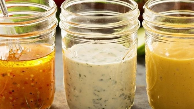 Yazın sık sık salata yiyorum ama hep aynı sosu kullanmaktan bıktım. Farklı salata sosu tarifleri verir misiniz?