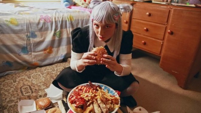 Odamda yemek yemeyi çok seviyorum ama annem izin vermiyor. Yemek masası dışında yemek yemek ayıp mı?