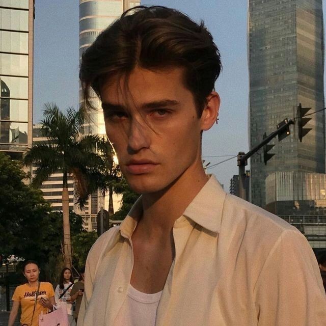Sakalsız bile çok yakışıklı olan erkek gerçekten önde midir?