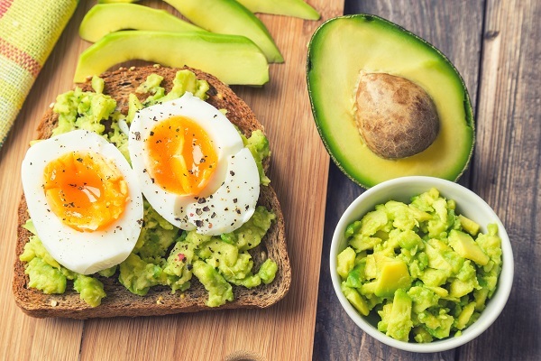 Avacadolu yumurtalı ekmek dilimleri