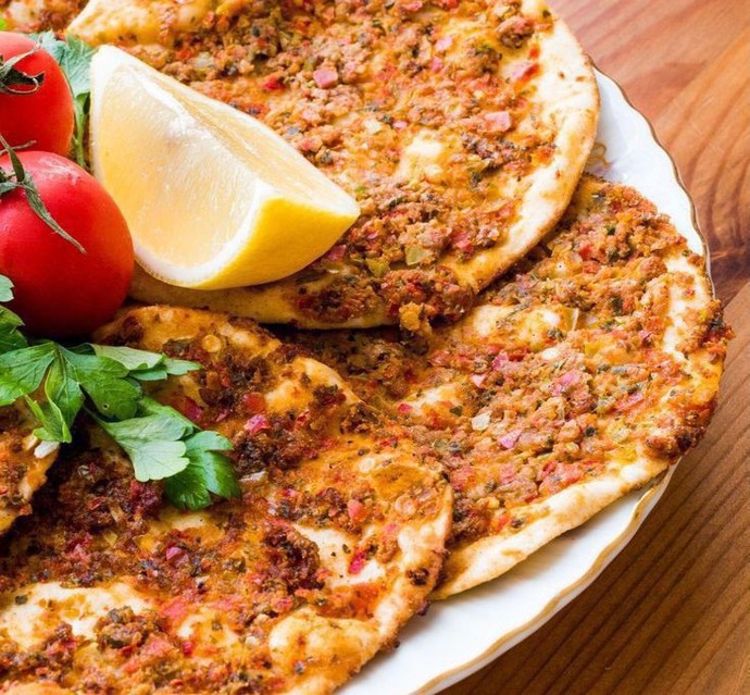 Bir kerede 7 lahmacun gömen kızla ömür geçer mi?