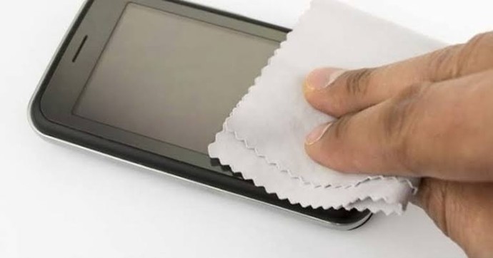 Eve gelince telefonu kolonya ile sildim, sorun olur mu?