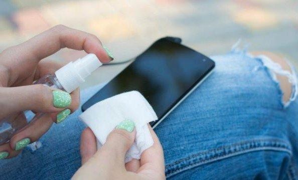 Eve gelince telefonu kolonya ile sildim, sorun olur mu?