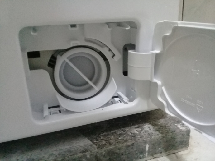 selam çamaşır makinemin altındaki kapağı olan bu kısım nedir ne işe yarıyor?