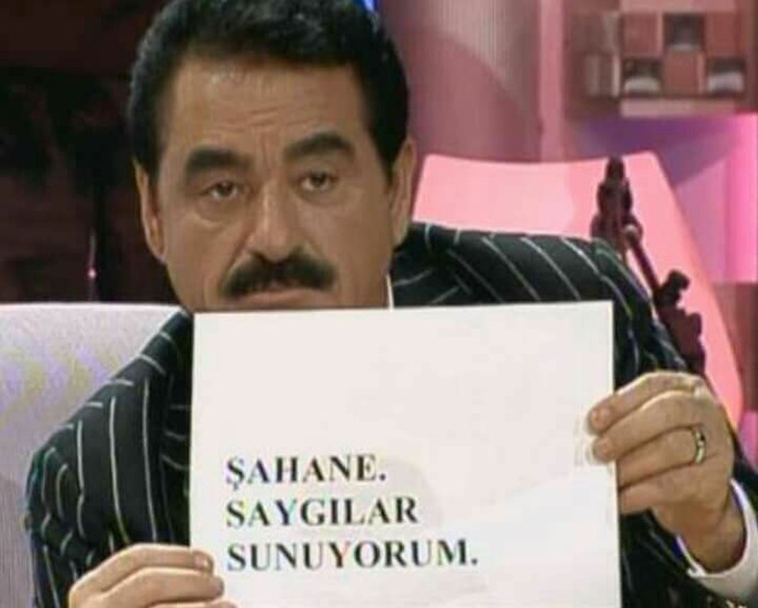 İnternetten tanıştığınız flörtünüz ilk buluşmaya tişörtüne yüzünüzü bastırıp gelse ne hissederdiniz?