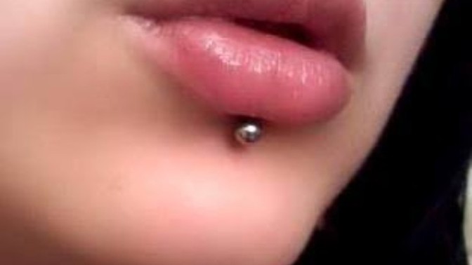 Dudak altı piercingi güzel mi?