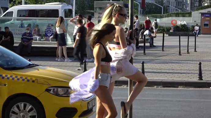 Taksimde Bikini ile fotoğraf çekilen 2 kadın?