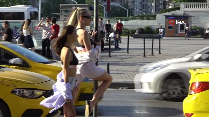 Taksimde Bikini ile fotoğraf çekilen 2 kadın?