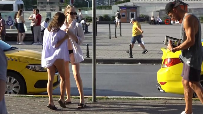 Taksimde Bikini ile fotoğraf çekilen 2 kadın?